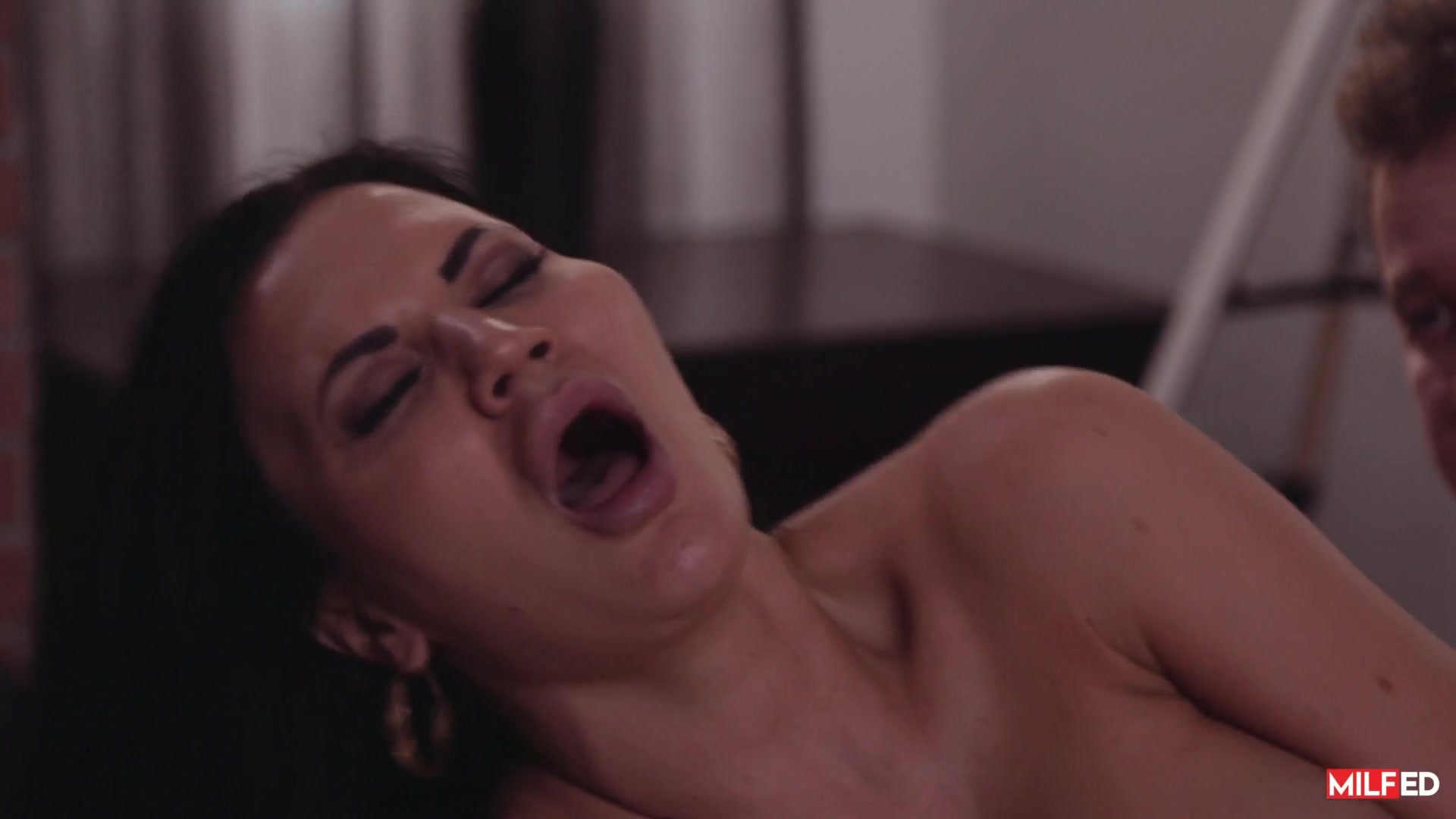 Jasmine Jae reaches mind-blowing orgasm with young p…